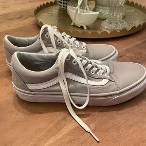 🌸Vans Sneakers size women’s 9.5/ Men’s 8🌸barely worn